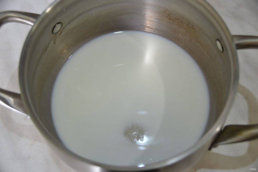 В теплое молоко добавьте 50 грамм сахара и щепотку соли.