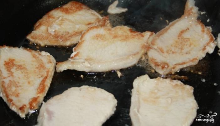 2.	Помойте мясо, нарежьте его пластами средней толщины. Прожарьте мясо с двух сторон на хорошо разогретой сковороде, а затем отложите его в сторону.