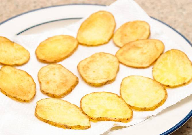 Острые картофельные чипсы на сковороде