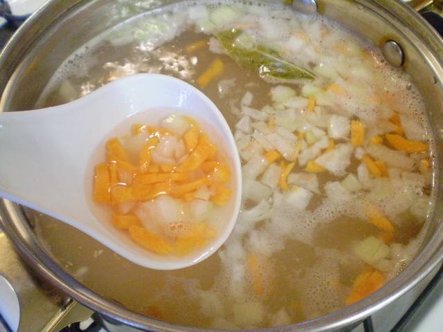 Переберите и промойте тщательно рис (до чистой воды). В кипящую воду выкладываем рис, лук и морковь. Посолим по вкусу, варим до готовности.