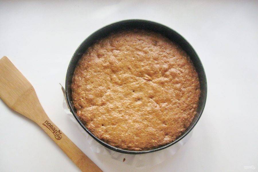 Выпекайте пирог в духовке, заранее разогретой до 175-180 градусов 45-50 минут. Готовность проверяйте сухой деревянной палочкой.