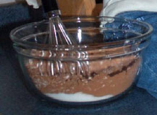 Смешайте венчиком сахар, какао и кукурузный крахмал в миске для микроволновой печи. Добавьте молоко и хорошенько перемешайте.
