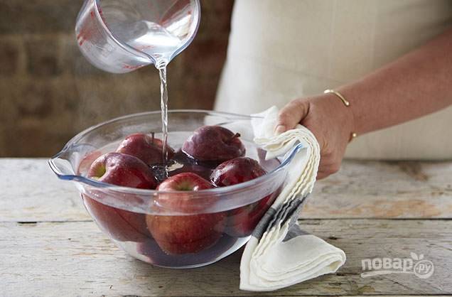 1. Поместите яблоки в глубокую емкость и залейте кипятком. Подержите их так минуту, а после вытрите насухо бумажным полотенцем.
