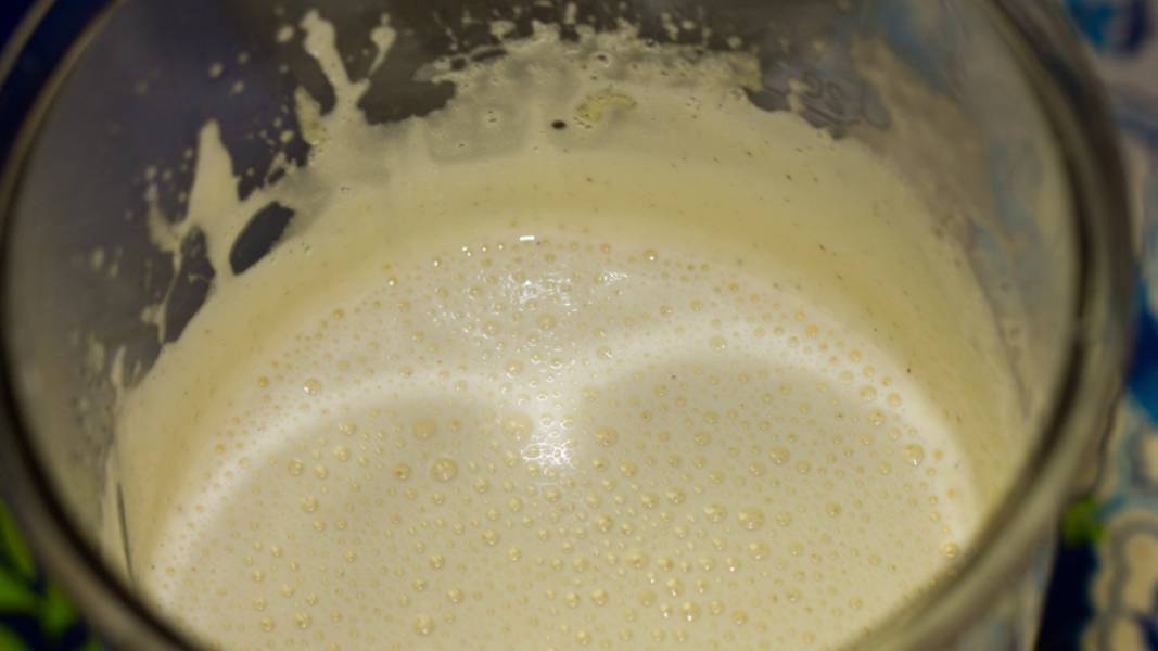 2. В кастрюле смешаем половину сливок и половину сахара, а молоко вливаем все. Доводим почти до кипения.
