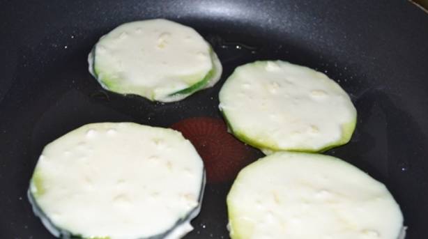 Обваляйте кабачки в приготовленной смеси и обжарьте с двух сторон на растительном масле.