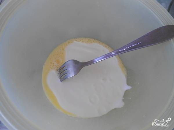 2. Влейте кефир (лучше использовать в рецепт приготовления быстрого теста для пирога с капустой 2.5% жирности) и перемешайте. 