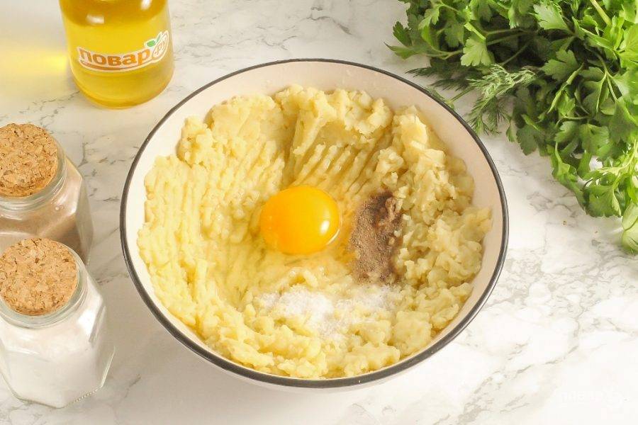 Отварной картофель очистите от кожуры и тщательно разомните вилкой в пюре. Не готовьте биточки из картофельного пюре, так как вы не сможете его слепить, оно будет не таим плотным, как пюре из отварного целого картофеля. Вбейте в картофельную массу небольшое куриное яйцо, всыпьте соль и перец. Можно добавить и другие специи, пряности по вкусу.