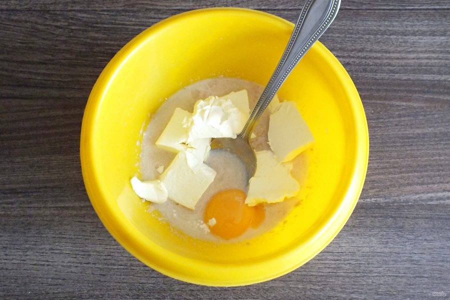 Добавьте яичный желток, 80 грамм мягкого сливочного масла. Перемешайте.