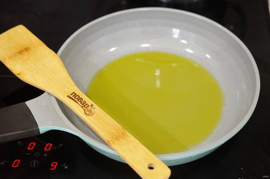 2. В сковороде разогрейте оливковое масло.
