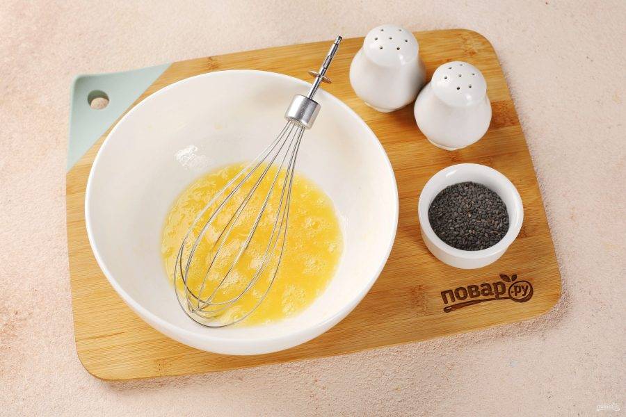 В глубокой миске взбейте яйцо с 1/3 ч.л. соли.