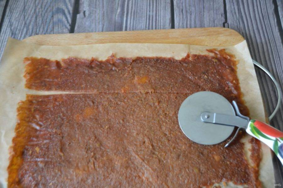 Нарежьте фруктовый лаваш на полоски с помощью обычного ножа или ножа для пиццы.