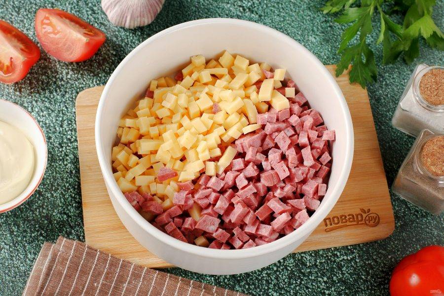 Рецепт Салат помидоры с колбасой, сыром. Калорийность, химический состав и пищевая ценность.
