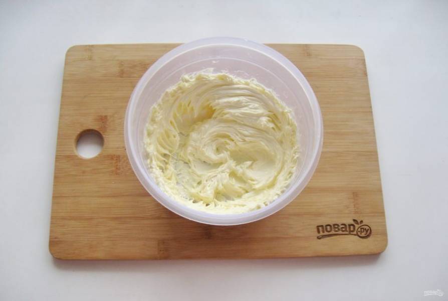 Взбейте мягкое сливочное масло до пышной консистенции. Остывший заварной крем должен быть одной температуры с маслом. В масло добавляйте по одной столовой ложке заварного крема и взбивайте так, пока не закончится крем.