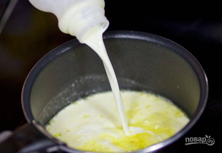 6. В отдельном сотейнике приготовьте соус. Для этого на сливочном масле обжарьте чеснок, влейте сливки.
