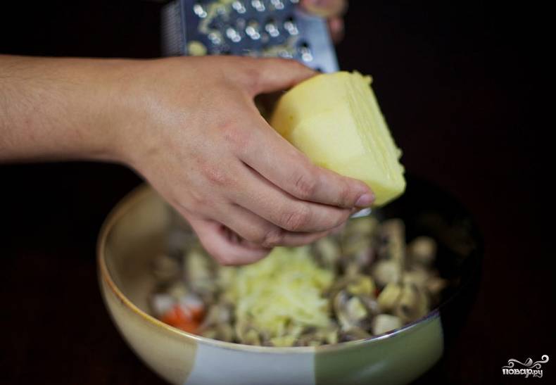 Яблоки почистите от кожуры и семечек. На большой терке натрите в салат. 