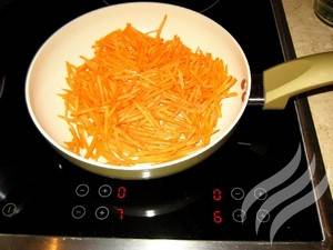 Натрите на крупной терке морковь, обжарьте в растительном масле.