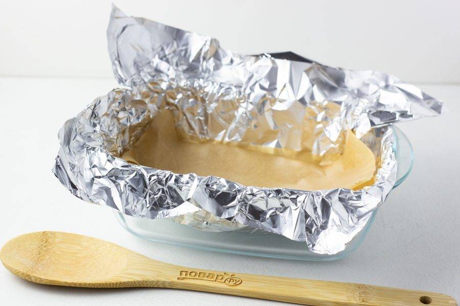 Когда мясо будет готово к запеканию, форму застелите фольгой и дополнительно положите на фольгу лист пергамента. Так мясо получится ещё более сочным и нежным.