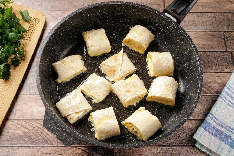 Сразу же выложите на разогретую сковороду с маслом.