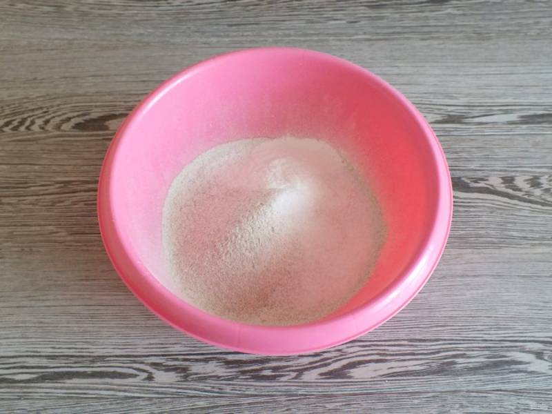 В чаше смешайте сухие ингредиенты: муку, соль, сахар и разрыхлитель.
