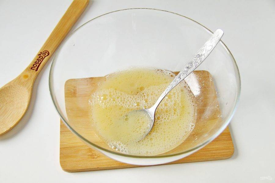 Соедините в глубокой миске яйцо, воду, щепотку соли и 1 столовую ложку растительного масла. Немного взбейте все до однородного состояния.