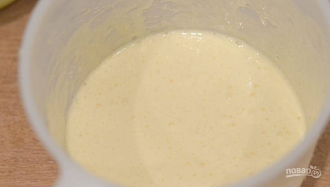 В глубокую посуду вбейте сырые куриные яйца. Добавьте к ним сахар и немного ванили по желанию. При помощи миксера взбейте яйца с сахаром в пышную массу. 
