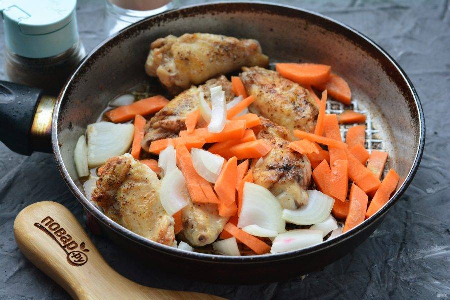 Добавьте брусочки лука и моркови, жарьте с мясо 3-4 минуты, помешивая.