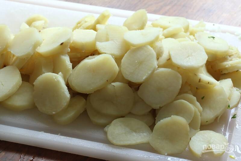 Отваренный картофель и яйца порежьте некрупно.