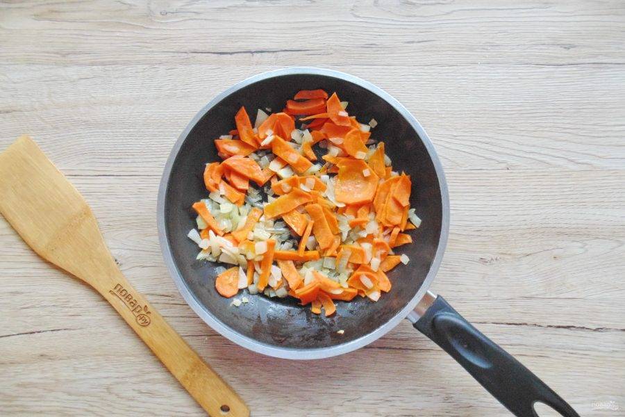 Лук и морковь очистите и помойте. Нарежьте произвольно, но не крупно. Обжарьте на сковороде с маслом до прозрачности.