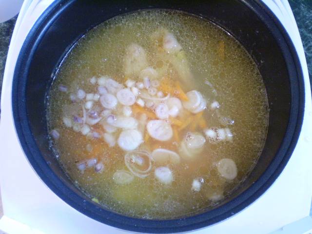 5. Добавьте овощи в суп и проварите еще 15 минут.