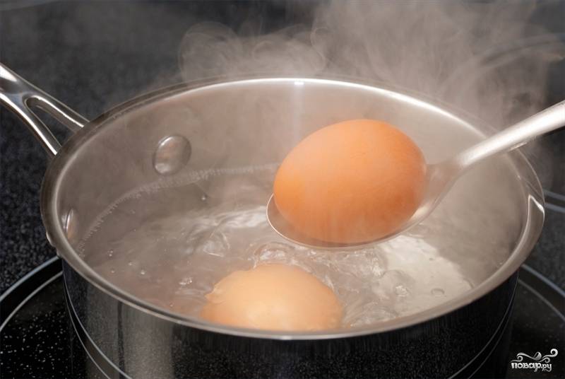 Яйца отварить вкрутую. Залить холодной водой. 