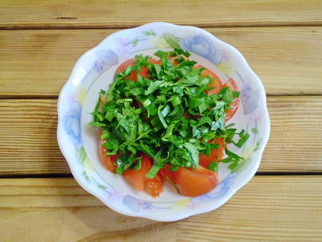 4. В салатник кладем помидоры, солим, добавляем рубленую зелень, специи.