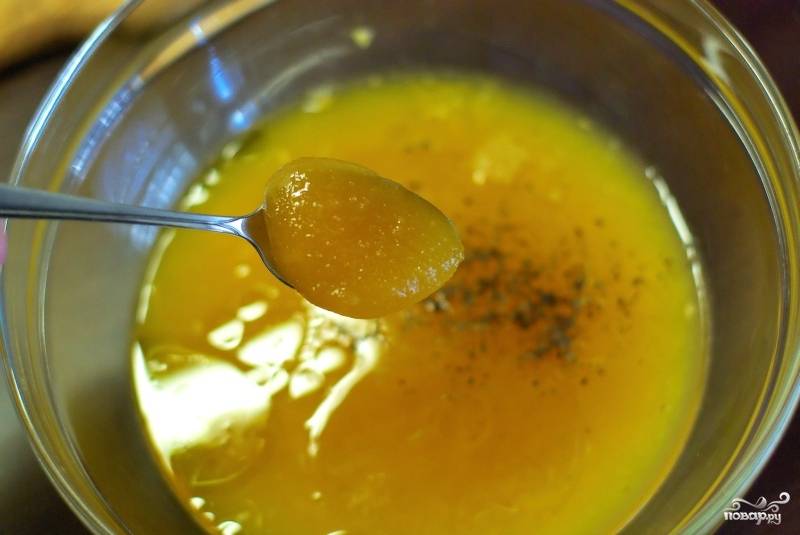 В апельсиновый сок добавляем несколько ложек меда. Вкус маринада должен получиться и не кислым, и не сладким. Добавляем розмарин, измельченный чеснок, соль, перец.