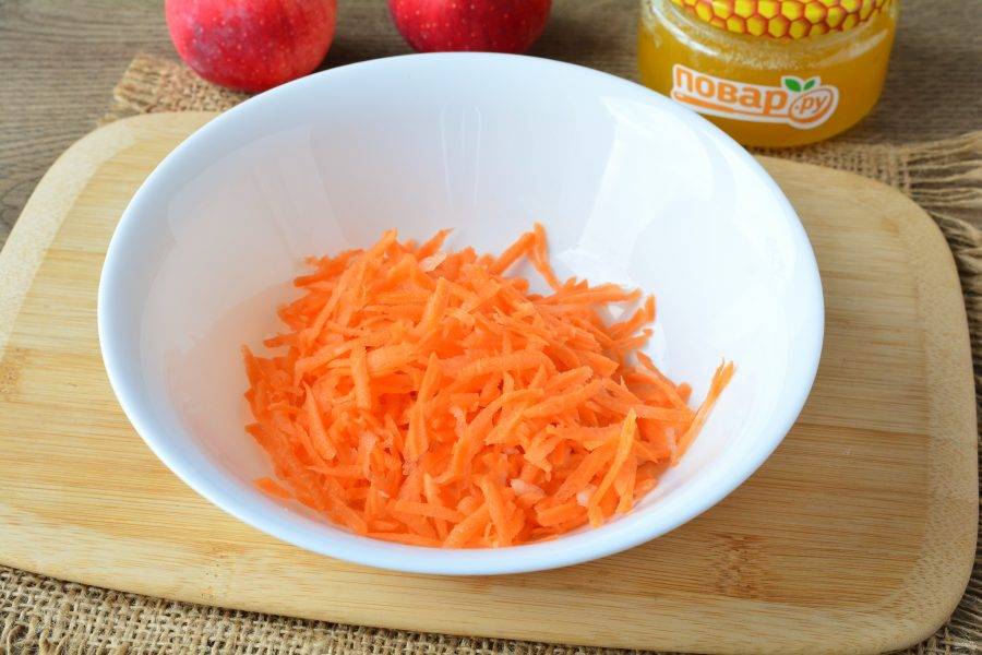 Натрите морковку на терке и выложите в глубокую миску.