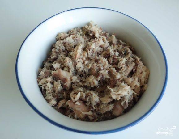 Рецепт от шефа: сытный салат из скумбрии и грибов
