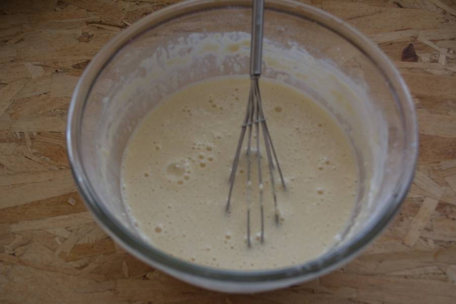 Просейте муку и замесите тесто для блинов. Влейте 2 ст. ложки растительного масла. Снова взбейте. Дайте тесту отдохнуть 15 минут.