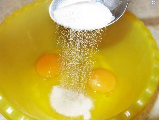 Яйца взбиваем миксером с солью и сахаром. 
