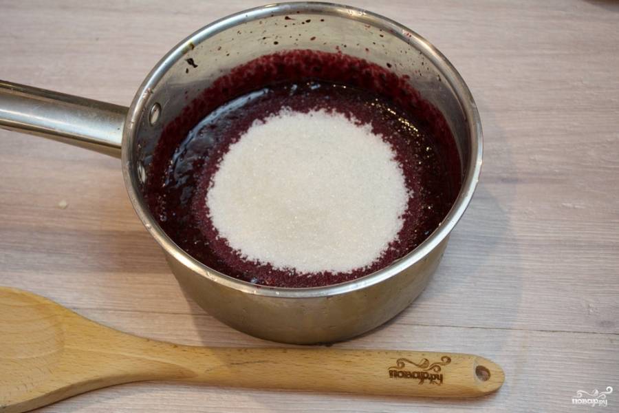 Поместите вымытую чернику в кастрюлю. Добавьте к ягодам сахар и перебейте все до однородности. Можно делать это толкушкой или блендером. 