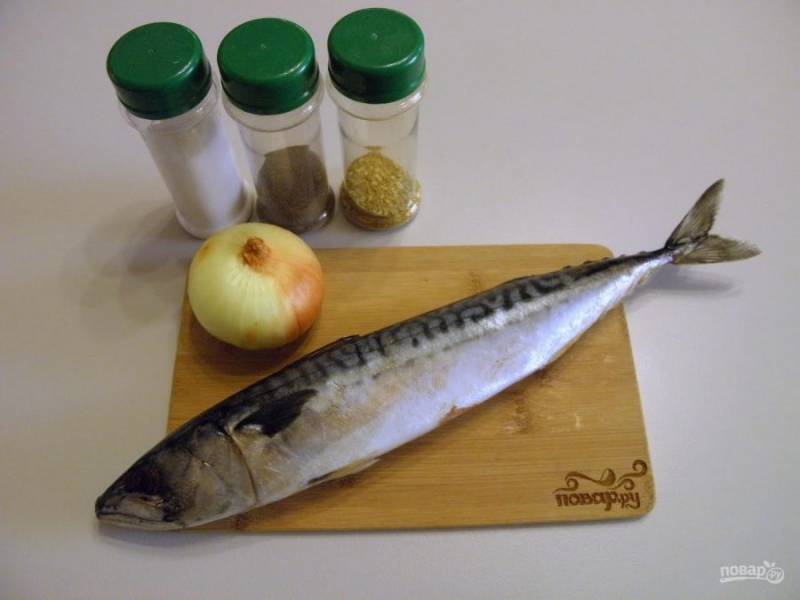 1. Приготовьте рыбу, лук и специи. Также понадобится фольга для приготовления рыбы на пару. Приступим.