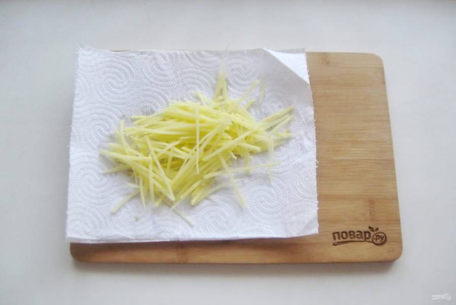 Выложите картофель на бумажное полотенце и хорошо его обсушите.