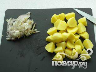 Нарезать луковицу. Очистить картофель, если они крупные, разрезать на четыре части.