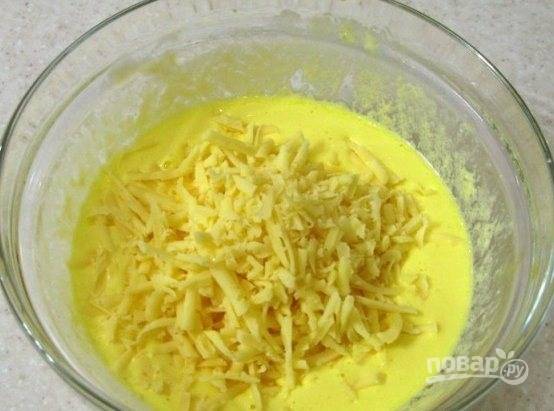 Добавьте к яичной смеси сыр, перец и соль. Хорошо перемешайте кляр.