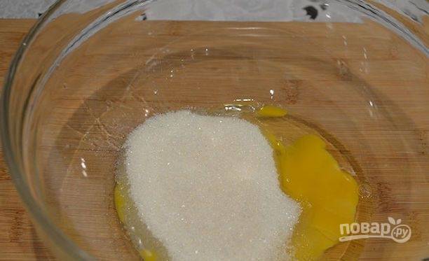 В миске взбейте яйцо с сахаром не менее 5 минут. В другой посуде соедините муку с содой.