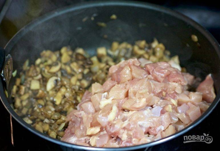 3. Следом отправьте нарезанное мясо куриных бедрышек.