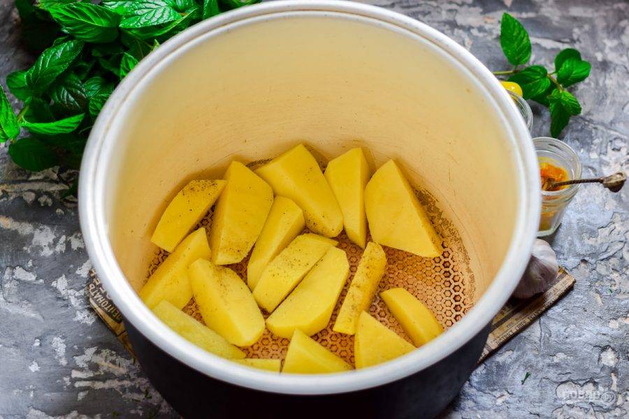 Чашу мультиварки смажьте растительным маслом, после переложите картофель. Включите режим «выпечка», установите время 15 минут. Готовьте картофель с закрытой крышкой. Спустя время снимите
пробу, по желанию посыпьте зеленью.