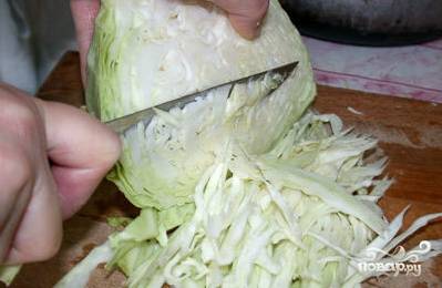 Шинкуем капусту достаточно мелко острым ножом.