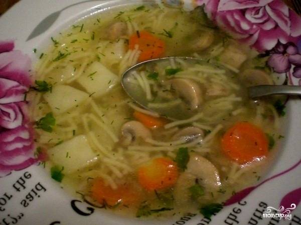 Очень вкусный суп из замороженных грибов с вермишелью
