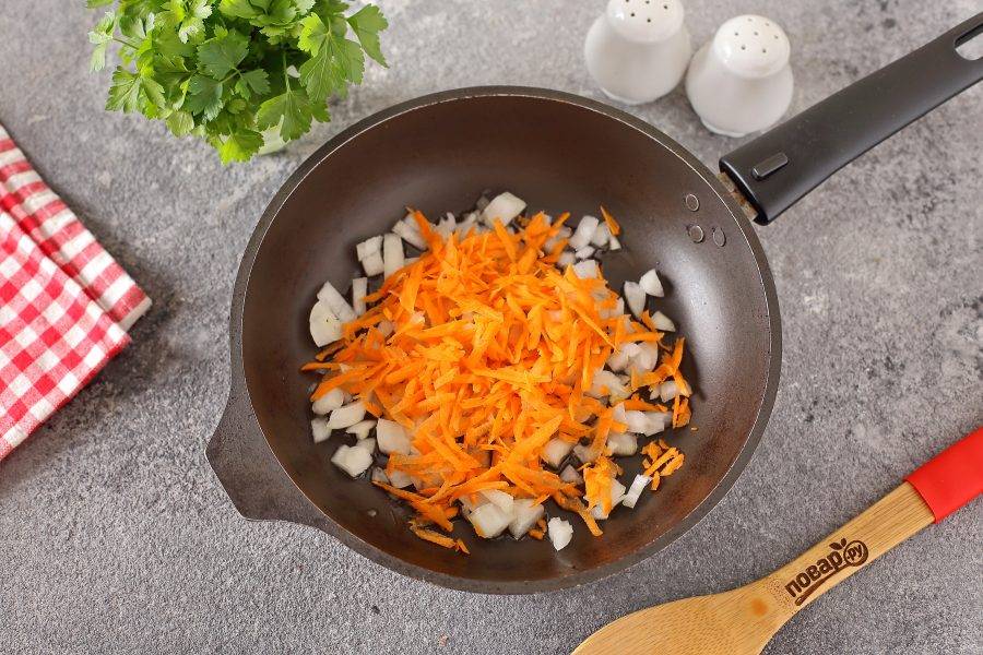 В сковороде разогрейте масло, выложите нарезанный кубиками лук и тертую крупно морковь.