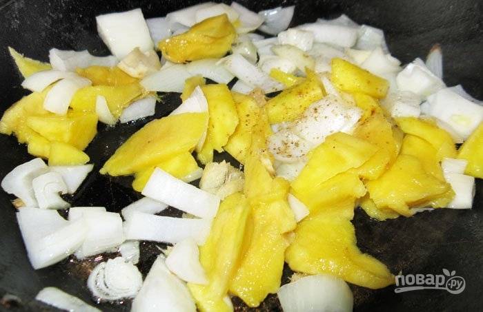4.	На сковороде с подсолнечным маслом обжариваю все овощи и фрукты, посыпаю немного черным молотым перцем.