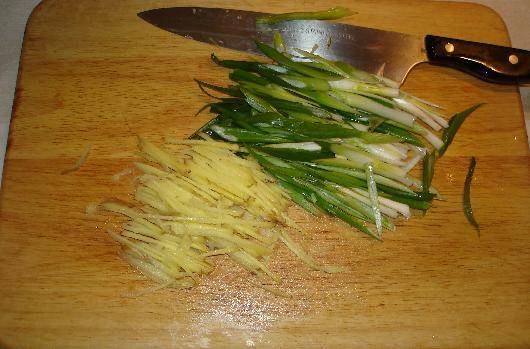5. Тонкой соломкой нарезать очищенный корень имбиря и немного измельчить перья зеленого лука. 