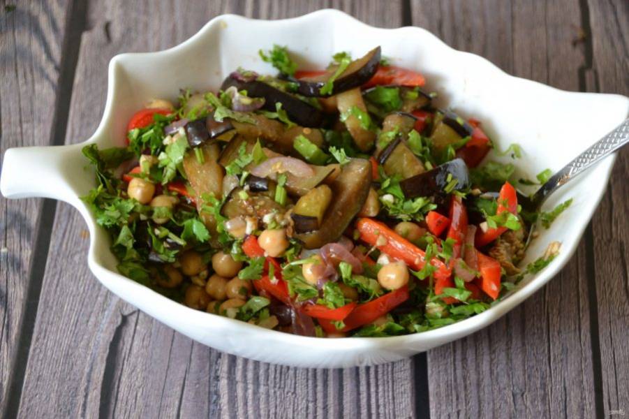 Перемешайте салат и подавайте к столу. Он может быть как самостоятельным блюдом, так и гарниром к мясу или рыбе. Это яркий по вкусу и по цвету салат, очень вкусный, от души рекомендую приготовить.